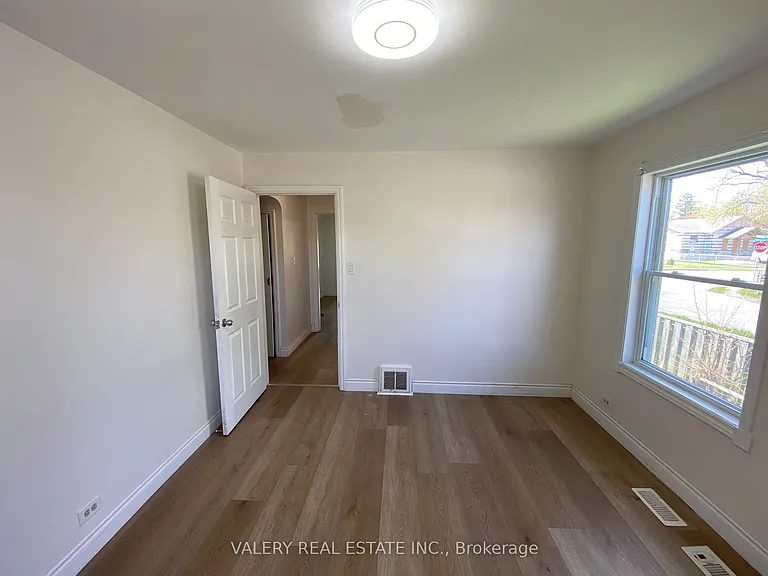374 Edmonton St #MAIN — Photo 35
