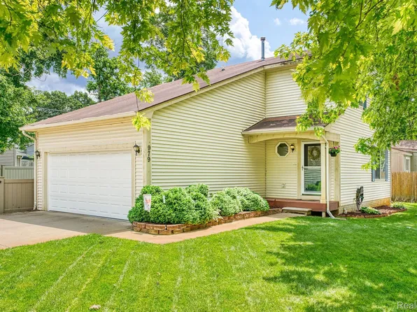 979 Round Lake Rd, White Lake, MI 48386