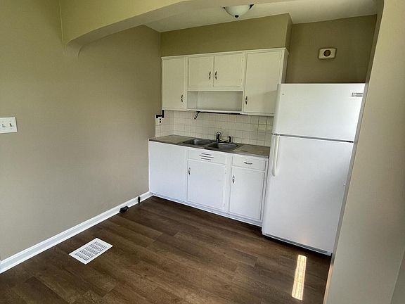 5th image of 7 Sweetbriar Ave