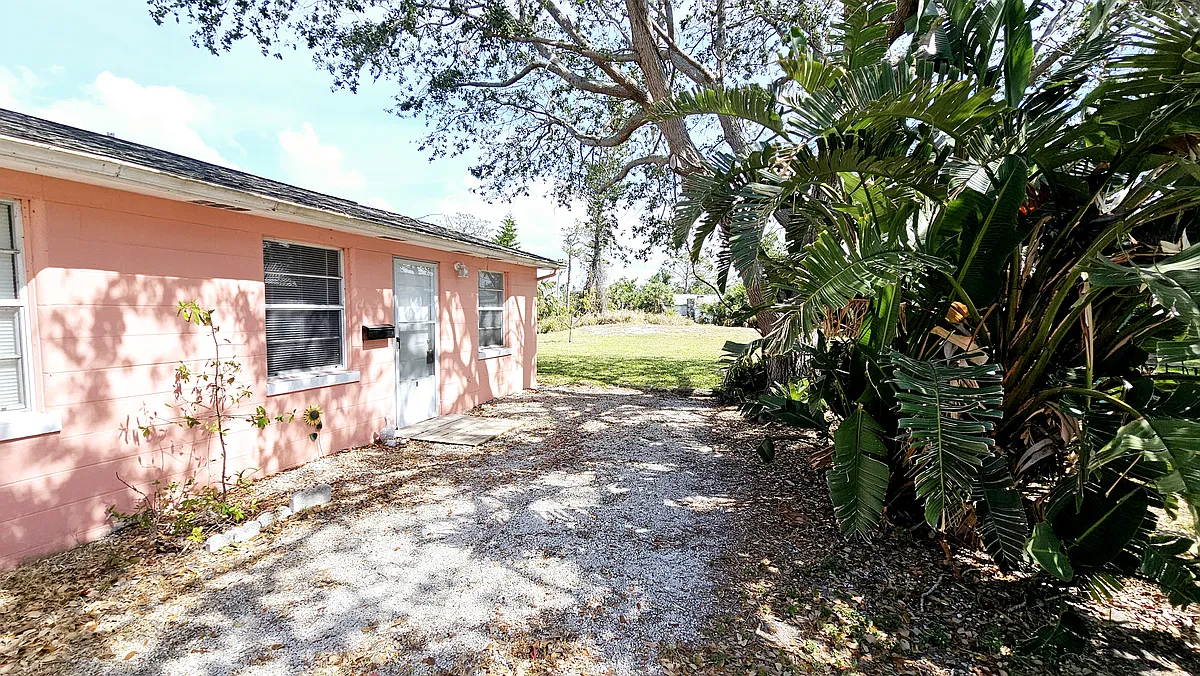 Building Photo - 19 N Mango St #B