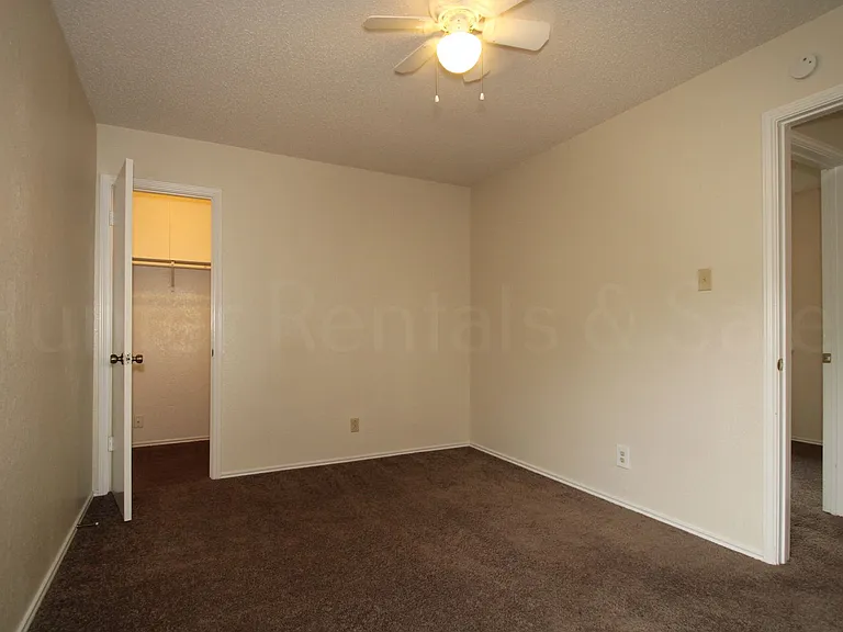 1112 Goodhue Dr — Photo 16