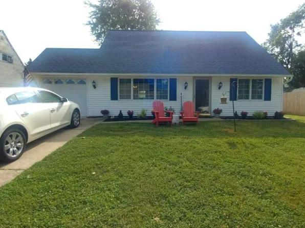 8 Kraft Ln, Levittown, PA 19055