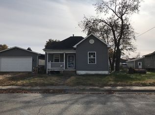 712 W England St, Taylorville, IL 62568
