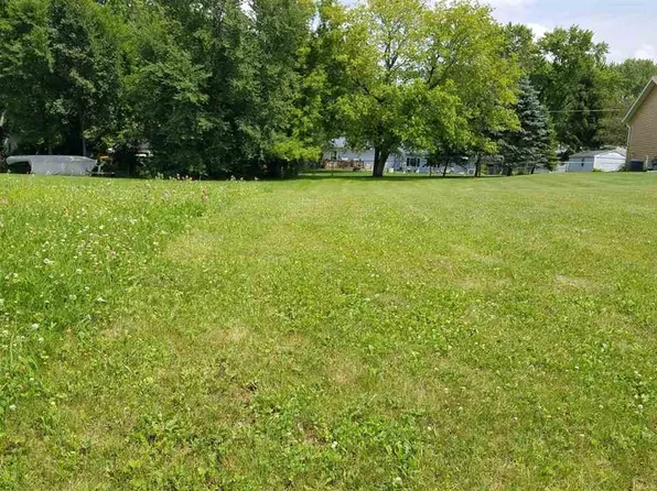 2413 Wild Rose Ct, Portage, WI 53901