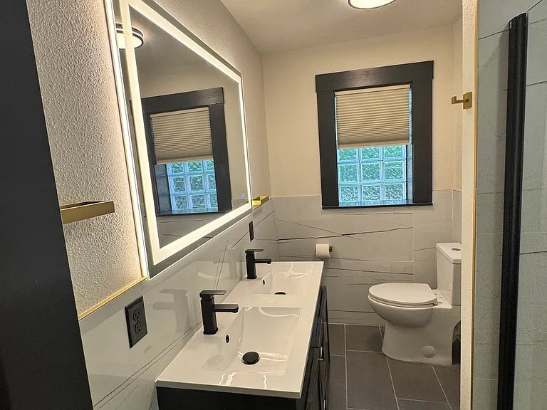 115 E 12th St #4 — Photo 15