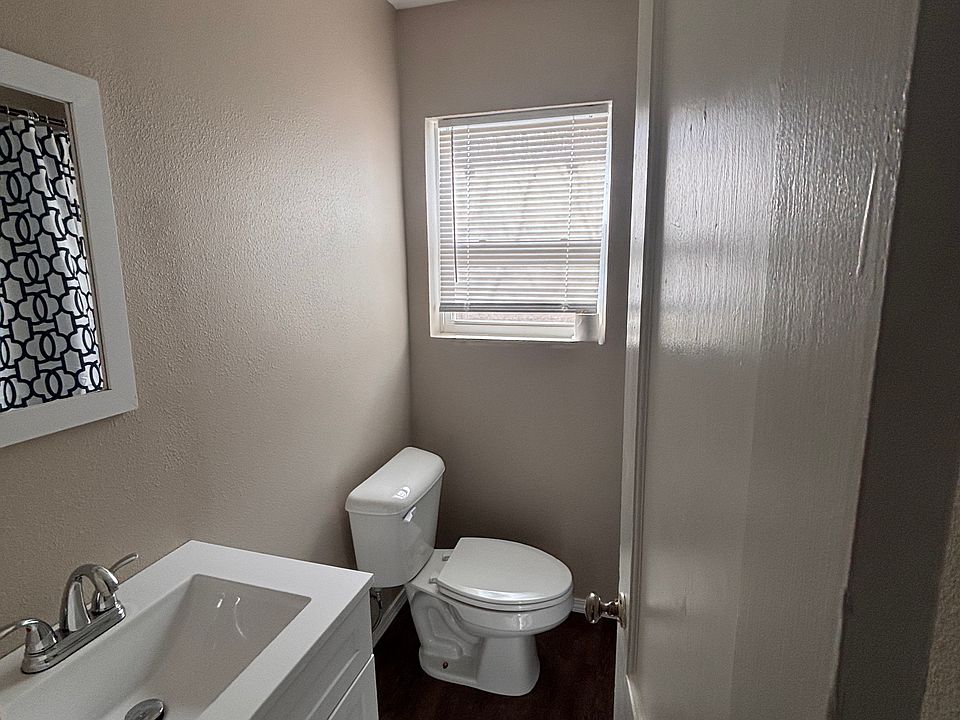 2nd image of 1018 Poplar St #1