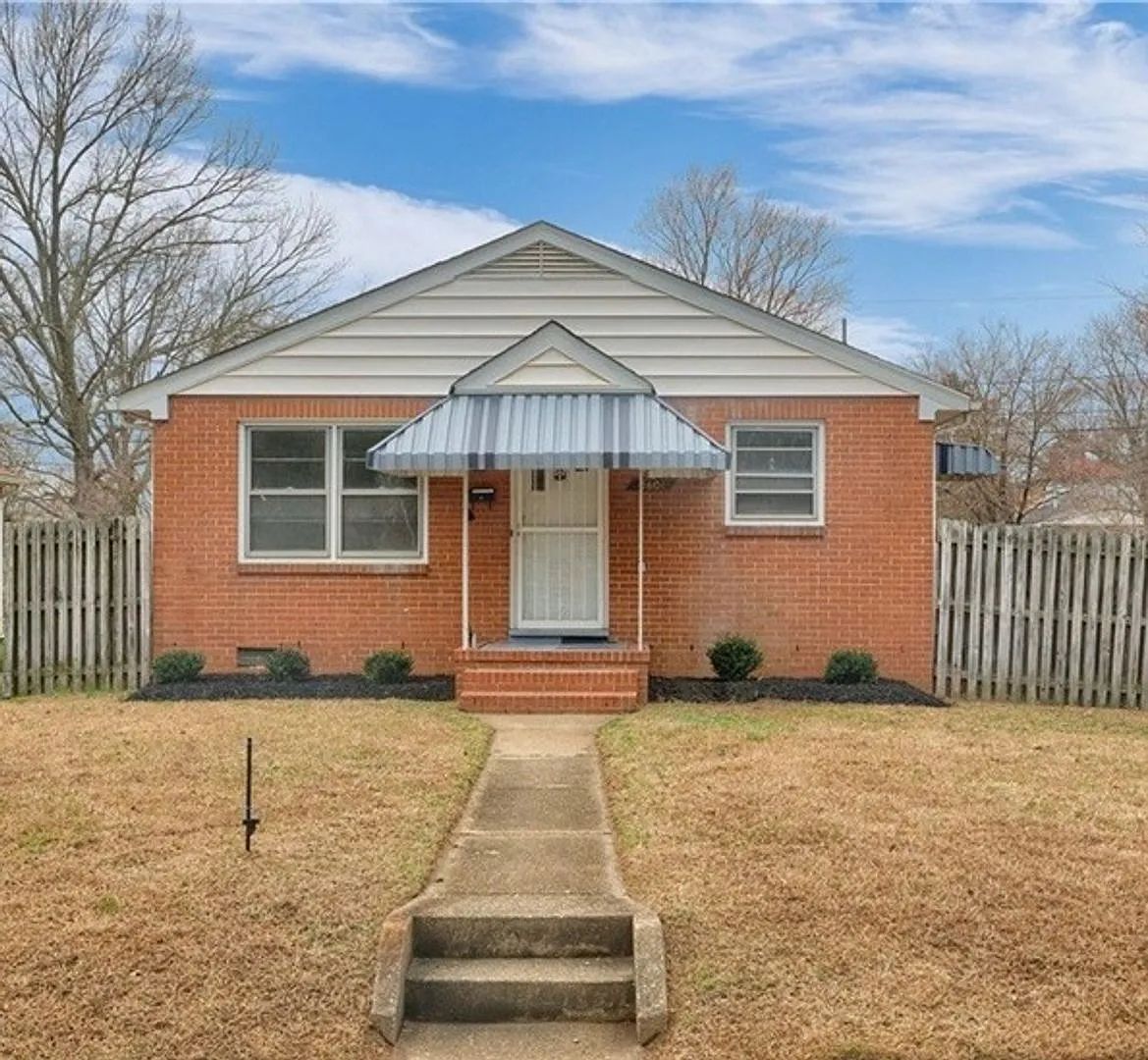 3 bed, 1.0 bath, 1040 sqft, $1,800 — Photo 1