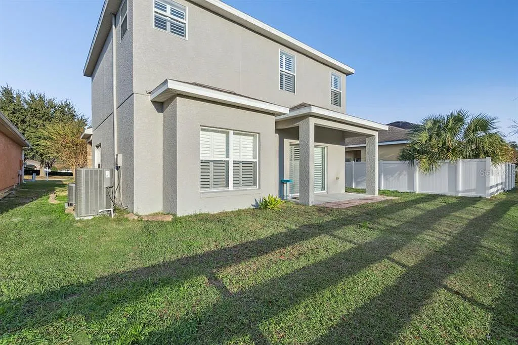 4 bed, 2.5 bath, 1910 sqft, $2,400 — Photo 4