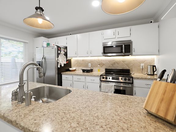 4th image of 1463 Black Rock Tpke APT 3