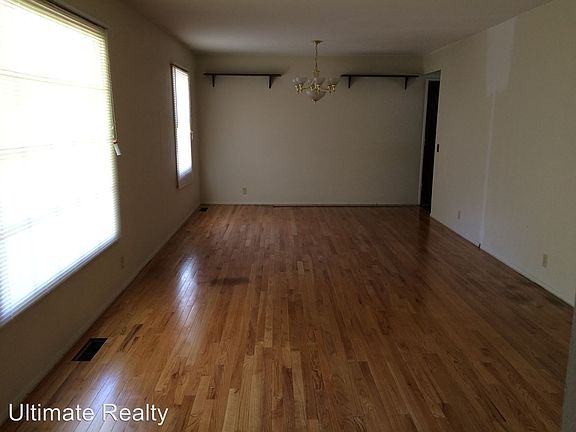 3rd image of 2370 Greenbriar Dr