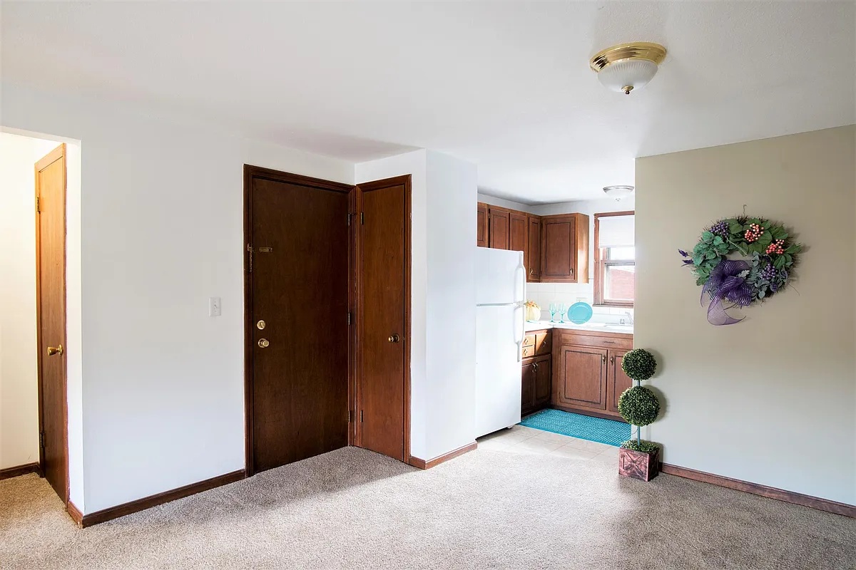 Building Photo - Van Deene Manor