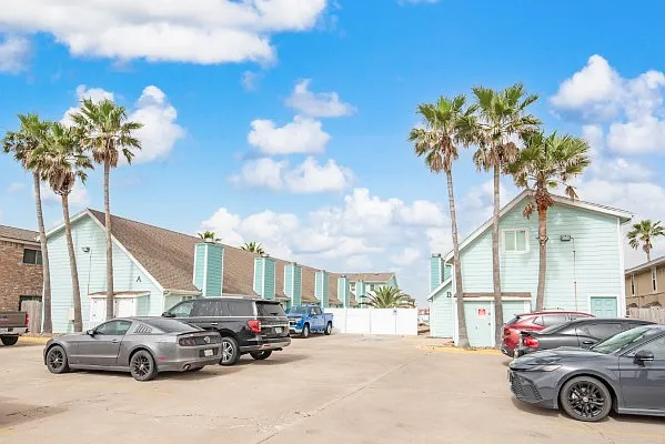 1 bed, 1.5 bath, 584 sqft, $1,800 — Photo 3