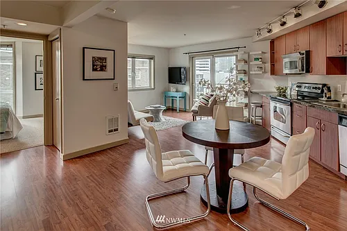 103 Bellevue Ave E Photo 1
