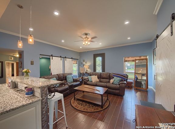 3rd image of 360 Larchmont Dr
