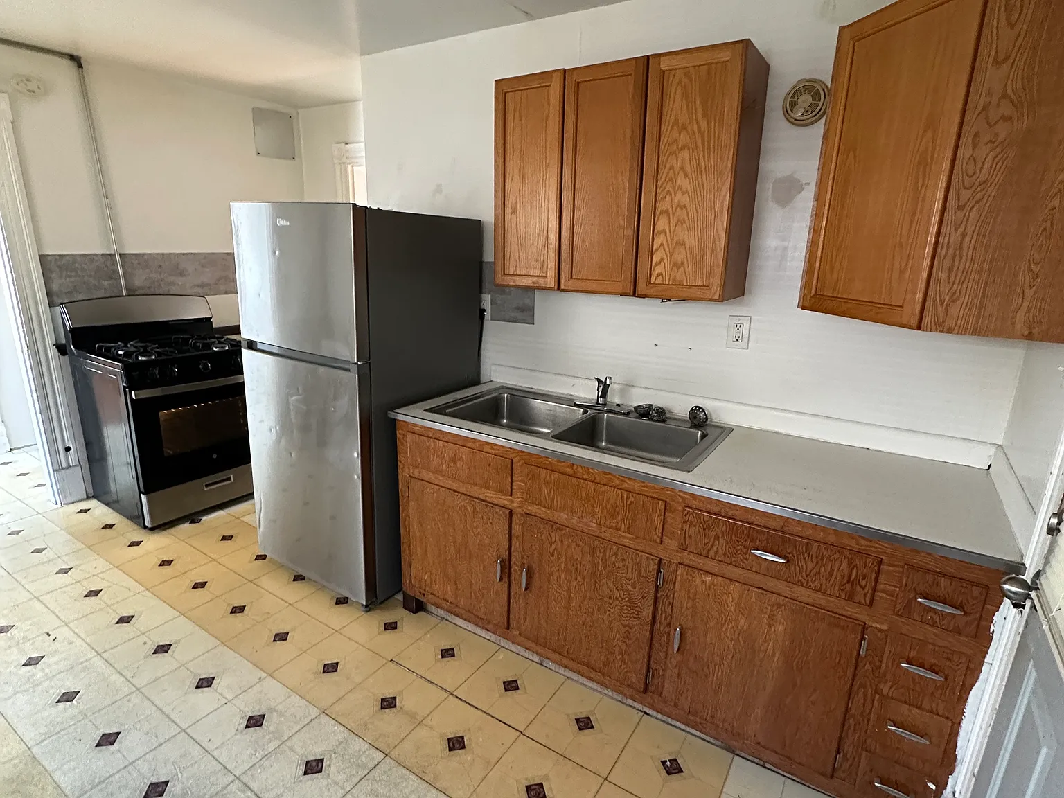 3 bed, 1200 sqft, $1,349 — Photo 2