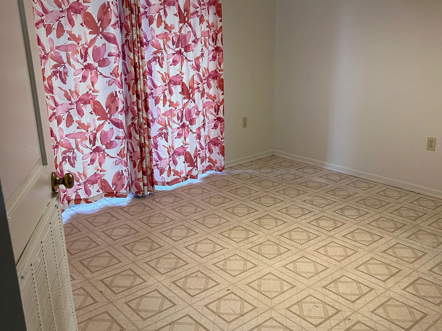 3 bed, 1425 sqft, $1,700 — Photo 2