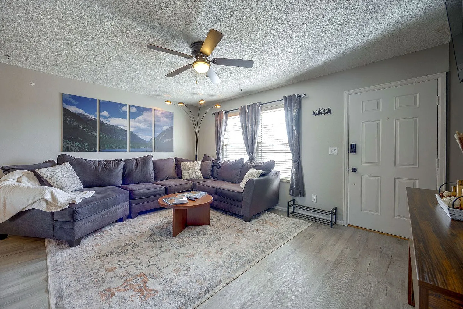 3 bed, 1.0 bath, 893 sqft, $2,806 — Photo 2