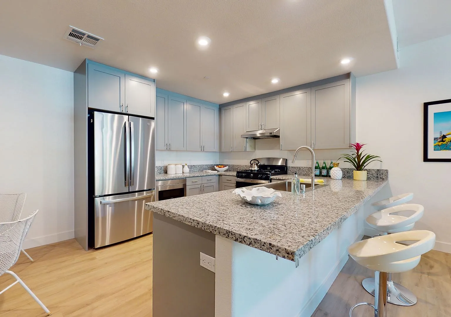 Newly Constructed 3x2 with direct entry private garage & central AC and heat — Photo 3