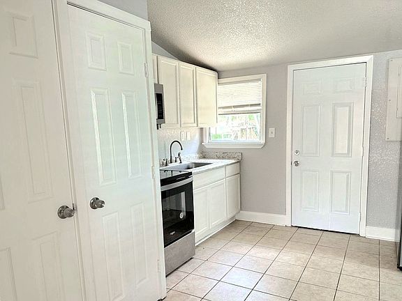 5th image of 7925 Downe Dr