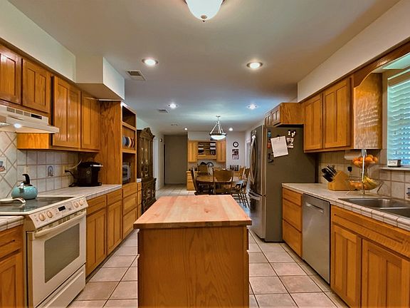 4th image of 214 Erin Dr
