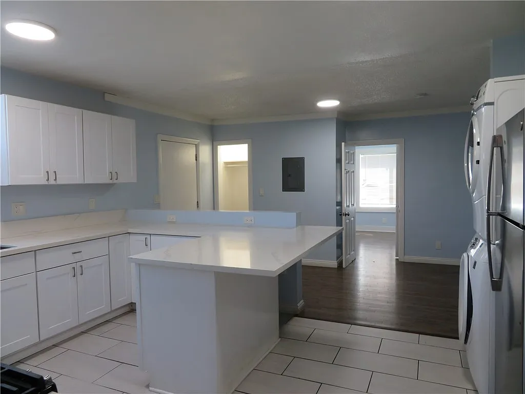 2 bed, 850 sqft, $2,400 — Photo 4