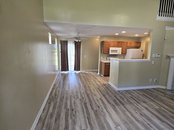 5th image of 3020 Lakeside Cir