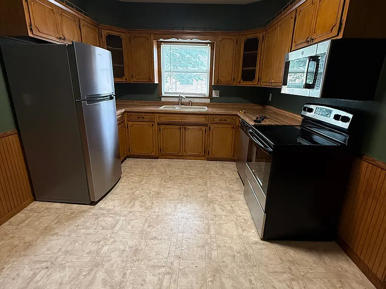 425 E 3rd St — Photo 5