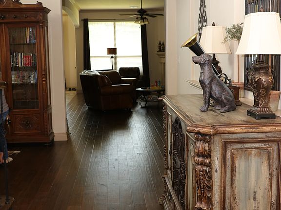 5th image of 401 Hogue Ln