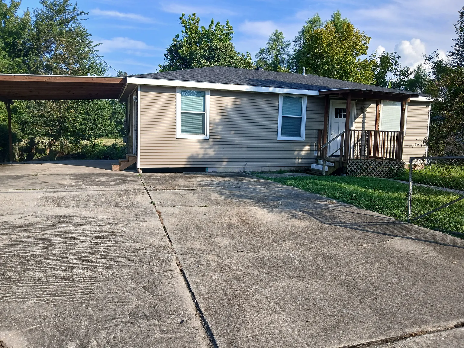 3 bed, 1000 sqft, $1,200 — Photo 1