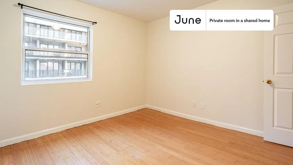 Queen bedroom in 4 bed/2 bath home in Flatbush #1647 C — Photo 2