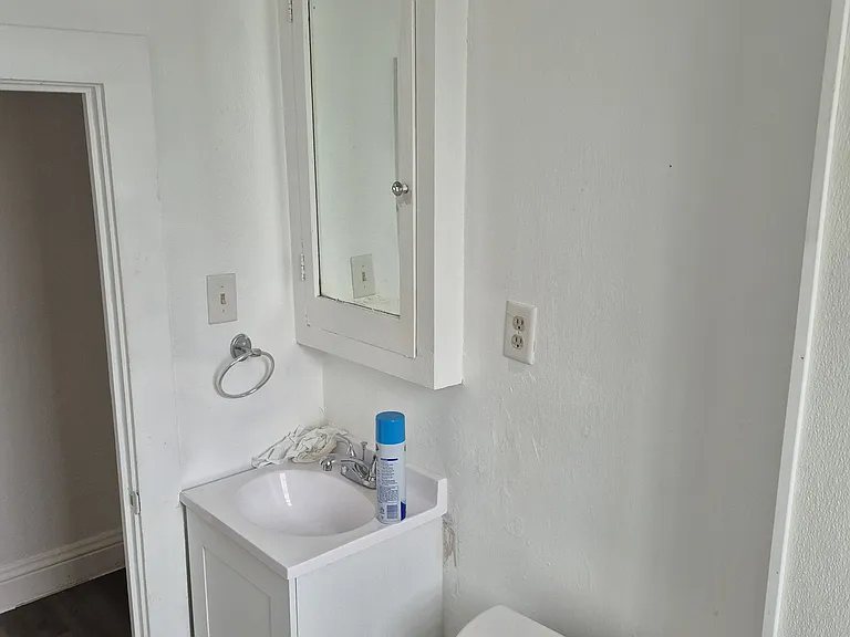 811 Washington St #B — Photo 3