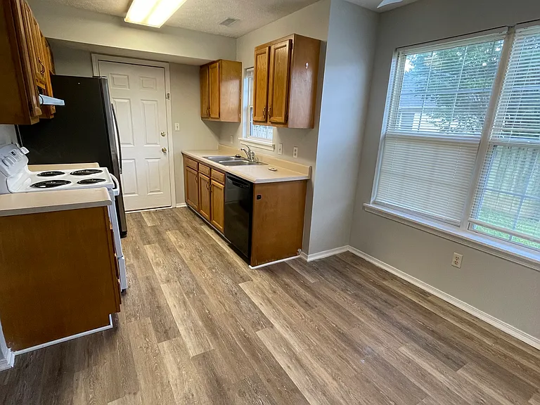 2536 Lake Shore Point — Photo 2