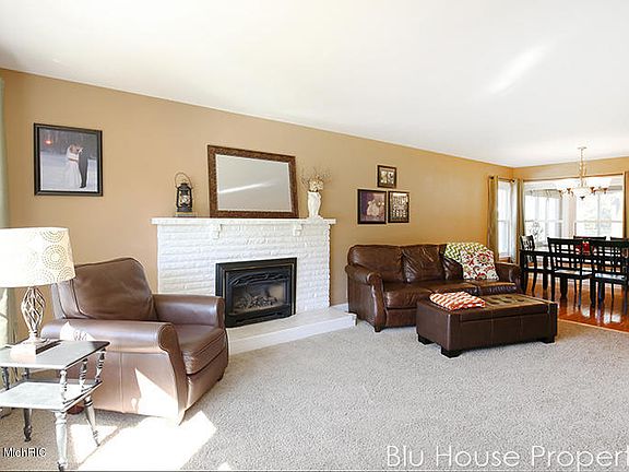 3rd image of 3811 Navaho St SW