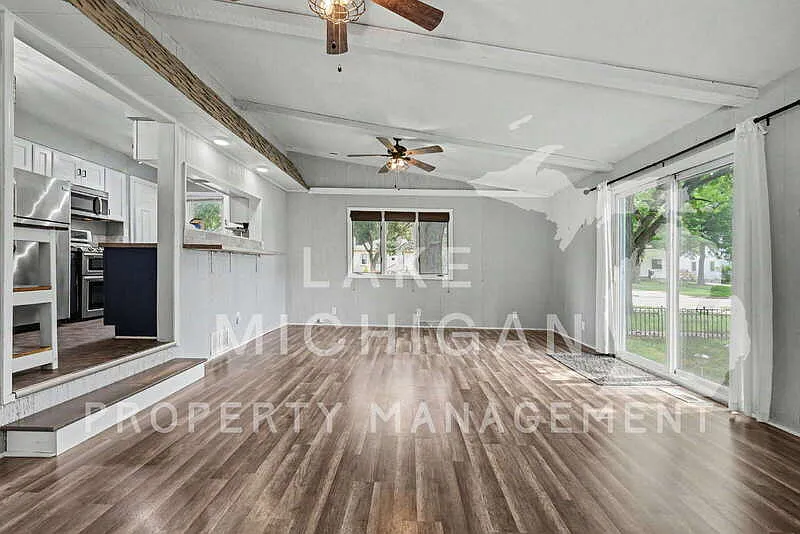 4 bed, 2.0 bath, 1952 sqft, $2,295 — Photo 3