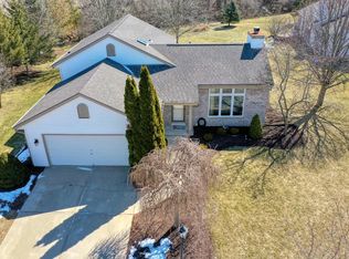 1066 Turnberry Dr, Pewaukee, WI