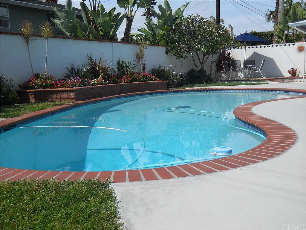 2951 Tigertail Dr — Photo 2