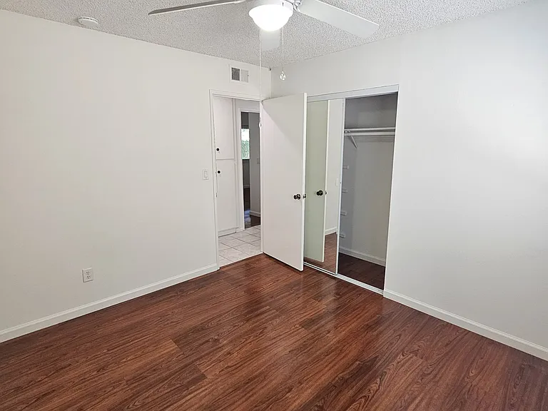 20727 Horace St — Photo 17
