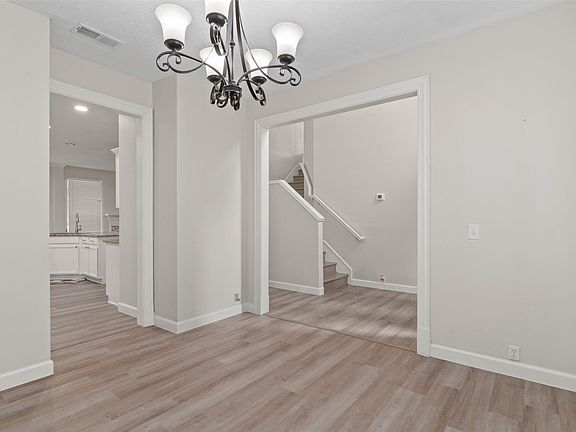 5th image of 2505 Champlain Ln