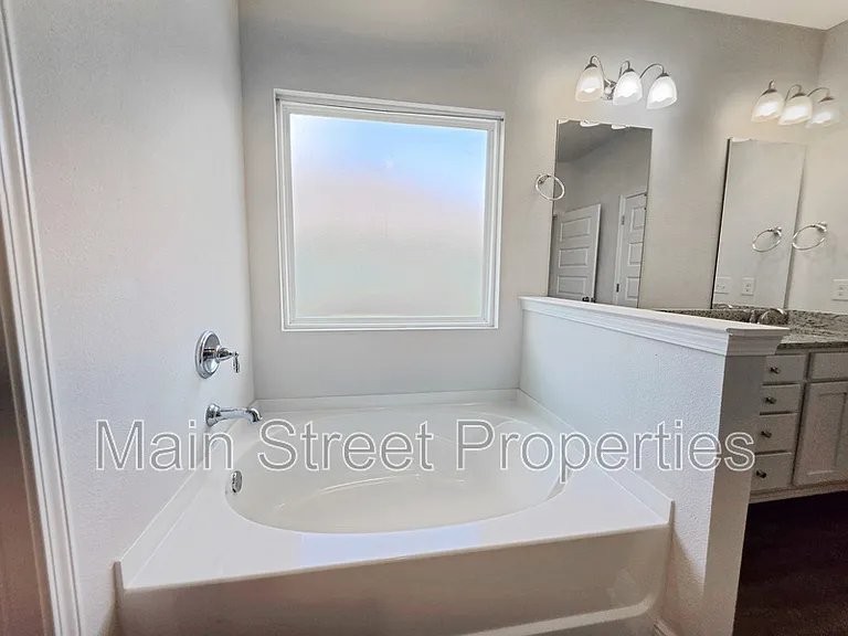 8108 Silver Maple Dr — Photo 26
