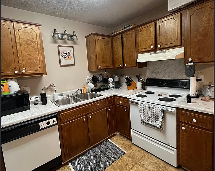 904 N Montgomery St #16 — Photo 2