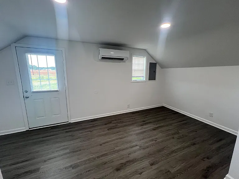 1043 Ross Ln — Photo 11