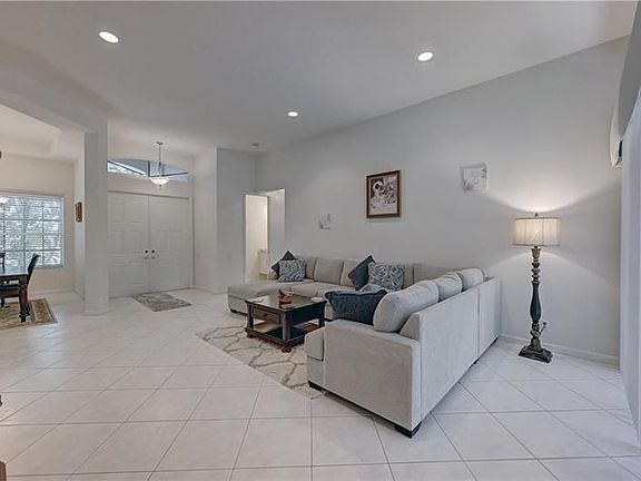 4th image of 421 NW Aqua Vista Ln