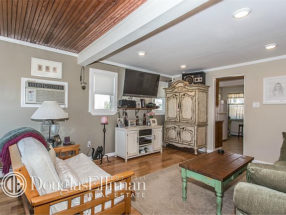 2nd image of 2603 Hewlett Ln
