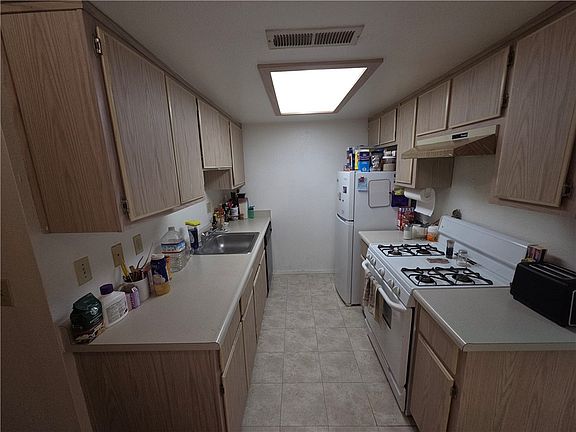 5th image of 565 North St