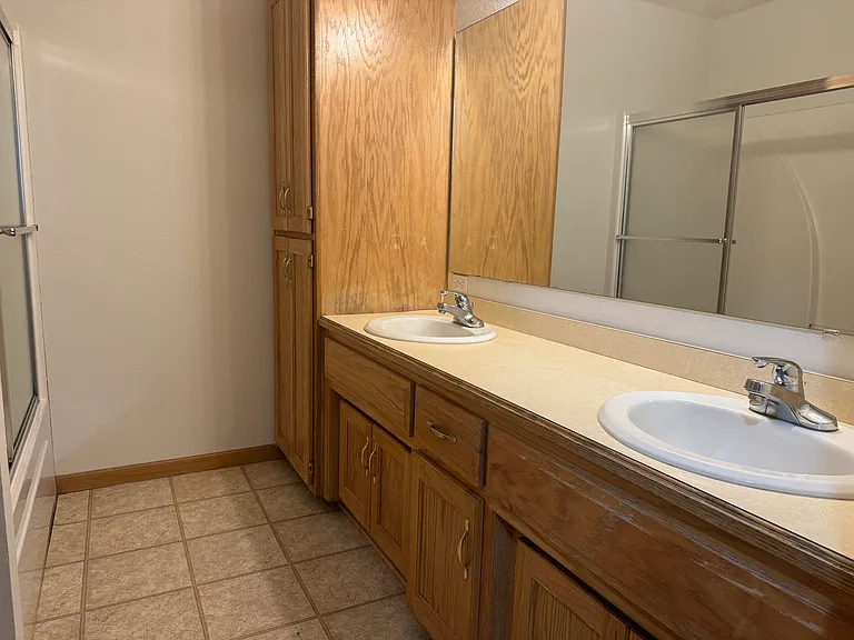 Second level full bath