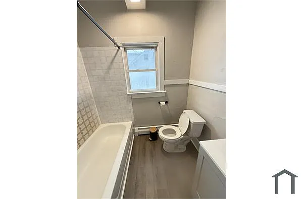 Building Photo - 3239 Lake Ave #2