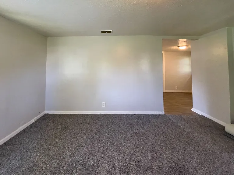 1521 & 1521 1/2 E Kirby Ave (AARC Management, LLC) — Photo 12