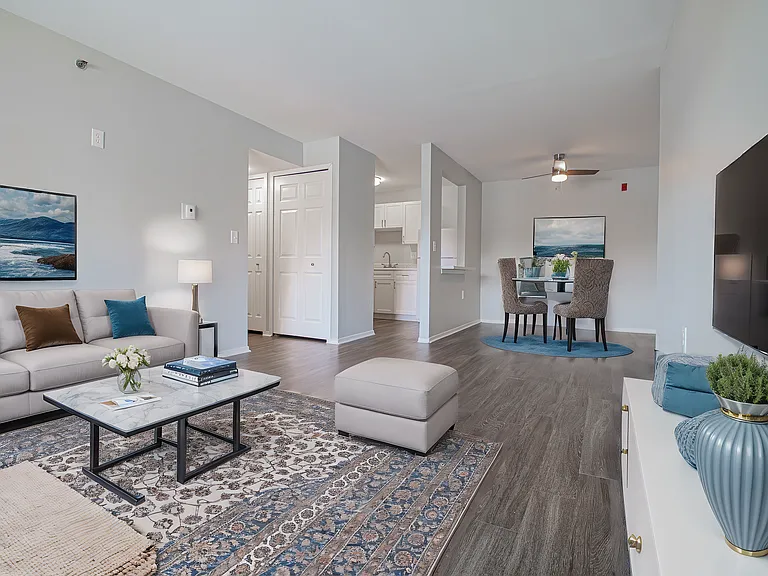 University Club Apartments — Photo 9