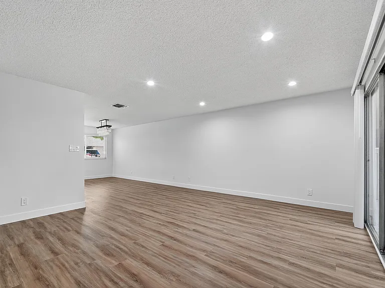 Country Club West — Photo 15