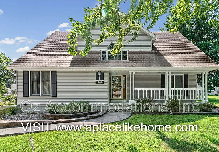 1140 SW Huntington Dr — Photo 1